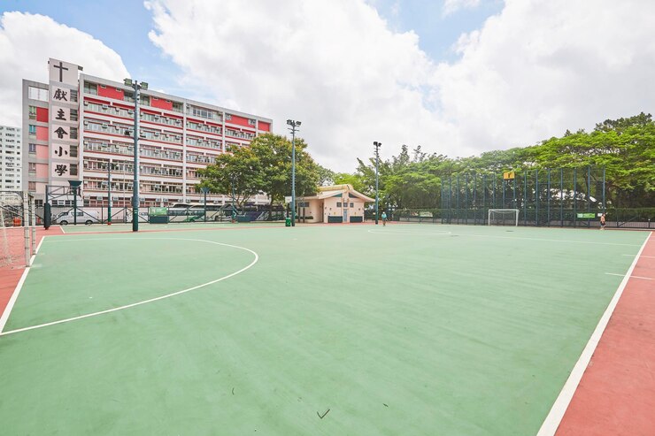 Photo 空に向かって建物でサッカー場