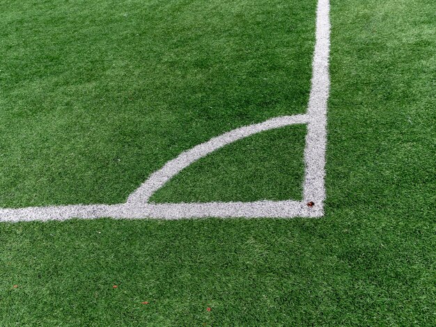 Foto erba artificiale del campo verde di calcio con le linee bianche