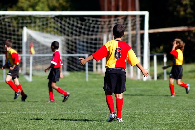 Ragazzo di calcio che gioca con la maglietta numero 6