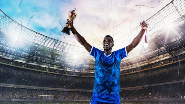 青いユニフォームを着たサッカー選手がスタジアムでのトロフィーの勝利を喜ぶ