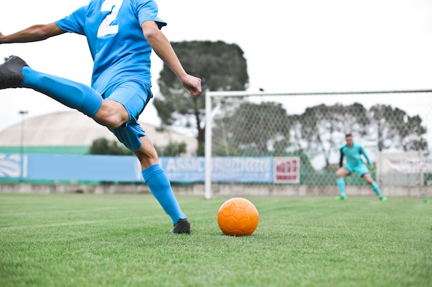 Photo soccer player kicking the ball