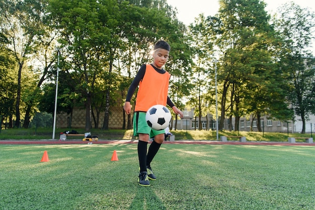 Photo soccer player training with ball