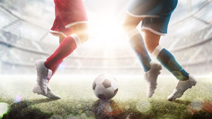 Photo アクションのサッカー選手。中堅手にサッカーボール。動いているスタジアムで2人のサッカー選手。スタジアム