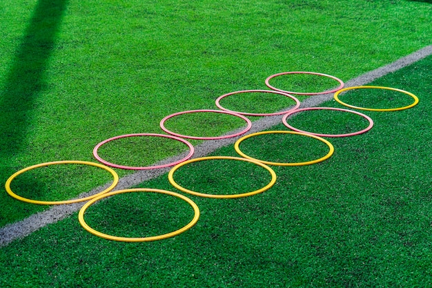 緑の屋外サッカートレーニングフィールド上のサッカースポーツトレーニング機器