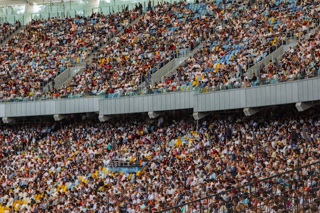 サッカー スタジアムの内部ビュー サッカー フィールドが空に立っているファンの群衆が空を背景に屋根を立っています