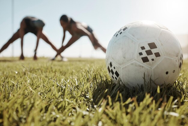 サッカー チームは、サッカー フィールド スタジアムまたはスポーツの目標のための芝生で足やサッカー ボールを伸ばします