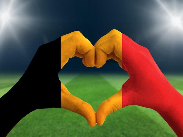 Символ поддержки футбольной команды. Флаг Бельгии изолирован с формой любви руки. Футбольные болельщики