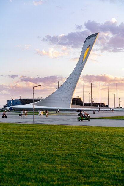 Sochi olympische parkfaciliteiten gebouwen bij zonsondergang licht