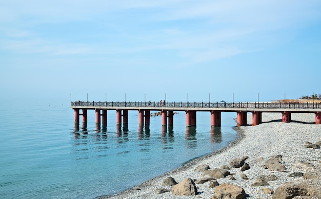 Sochi rusland pier in de zwarte zee kiezelstrand in adler