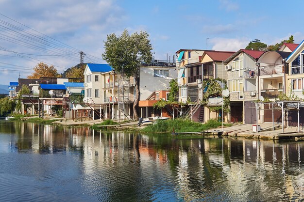Сочи, Россия - 14 сентября 2020 года: берег реки Дагомыс полностью застроен небольшими коттеджами с гаражами для лодок