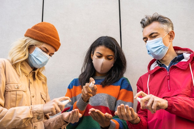 Foto concetto di distanza sociale con disinfettante