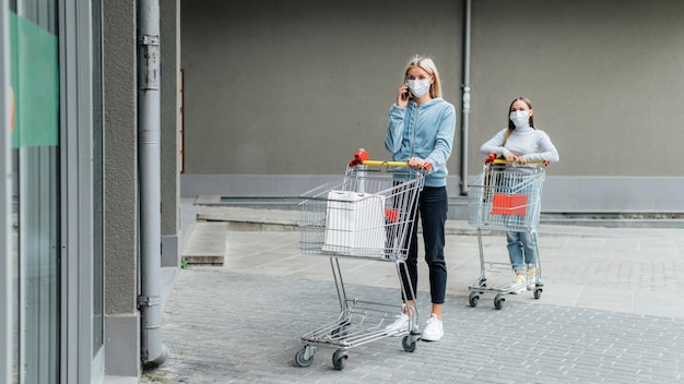 Foto concetto di allontanamento sociale nelle aree pubbliche