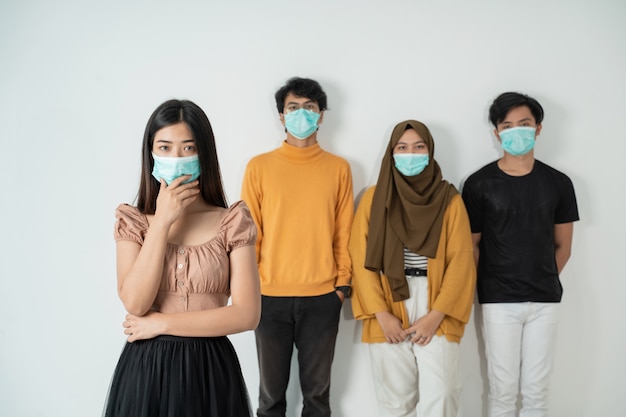 Social distancing. mensen met maskers