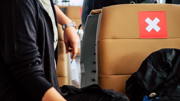 Foto ronde di sedie vuote in un'area di partenza di un aeroporto a distanza sociale