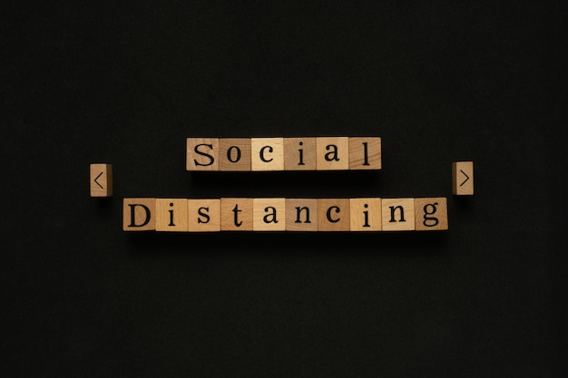 Social Distancing-tekst op houten blok.