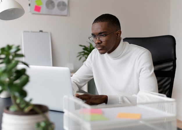 Foto persona sociale integrata nello spazio di lavoro