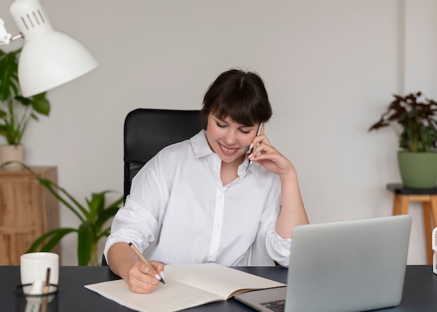 Foto persona sociale integrata nello spazio di lavoro