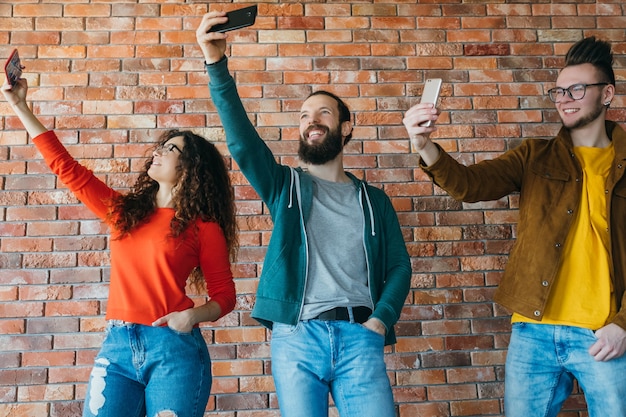 Foto dipendenza dai social. fila le persone con gli smartphone. stile di vita dei millennials. tempo libero tecnologico.