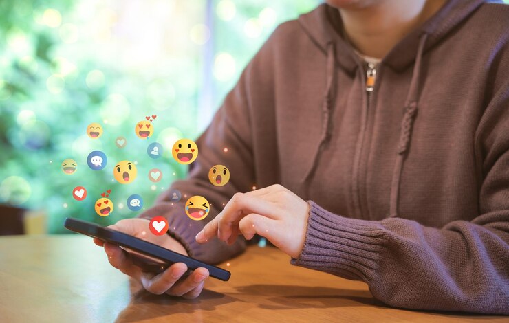 Photo social media communication technology concept woman using live chat smart phone with social media digital marketing online social network application mobile phone app post like follow share