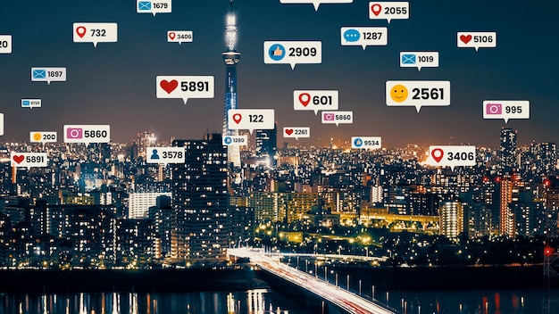 Le icone dei social media sorvolano il centro città mostrando la connessione di coinvolgimento delle persone