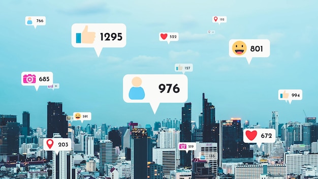 사람들의 상호 연결을 보여주는 소셜 미디어 아이콘이 도시 시내 위로 날아갑니다.