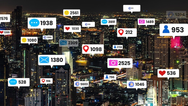 사진 소셜 미디어 아이콘은 사람들의 참여 연결을 보여주는 시내 중심가 위로 날아갑니다.