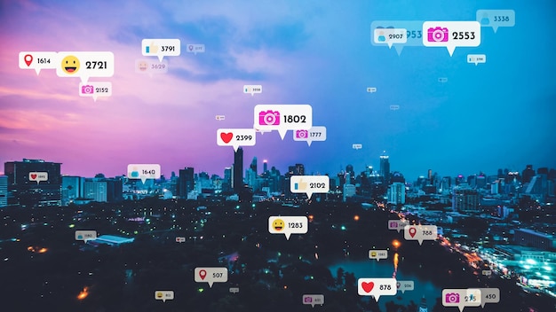 사진 소셜 미디어 아이콘은 사람들에게 상호 연결을 보여주는 시내 중심가 위로 날아갑니다.