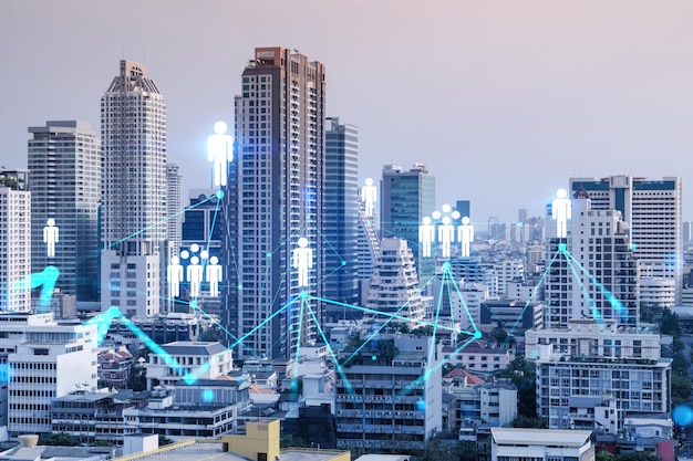 Голограмма значков социальных сетей над панорамным видом на город Бангкок Азия Концепция общения и связей людей Двойная экспозиция