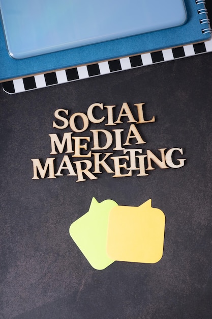 Foto iscrizione di social media marketing fatta con lettere di legno vista in alto su sfondo scuro