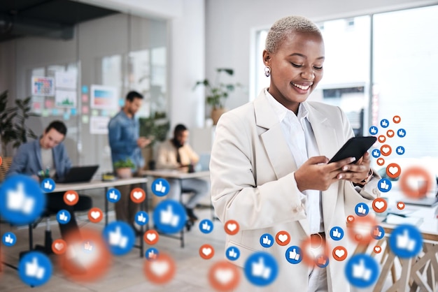 Social media-pictogram en vrouw gebruiken telefoon in een kantoor sms'en of netwerken als communicatie met overlay van soortgelijke emoji Digitale chat en sms'en van werknemers of werknemers op een mobiele app-website of web