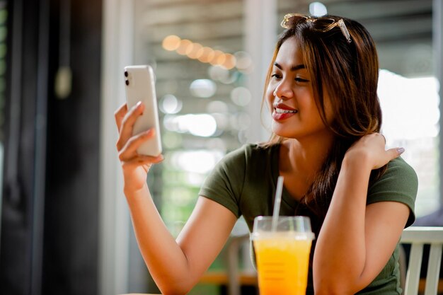 Foto media sociali giovane donna con smartphone e comunicazione online