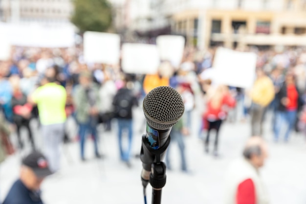 写真 社会的抗議や公的デモのマイクが 認識できない群衆に焦点を当てています