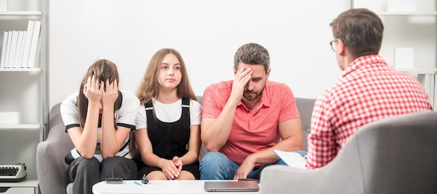 Foto psicologa assistente sociale che parla con padre madre e figlia ragazza adolescente consigli aiuto supporto psicologia terapia salute mentale familiare padre triste madre e figlio presso psicologo di famiglia