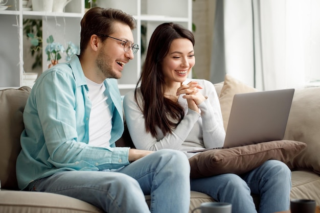 Sociale teleconferenties met hun familie via laptopscherm in condominium social distancing