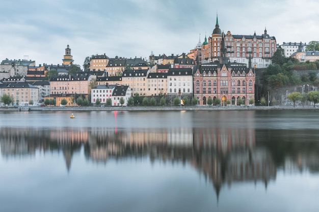 Sodermalm waterkant in de oude stad in de ochtend in de hoofdstad van Stockholm, Zweden