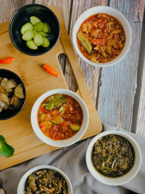 写真 辛いチリを食べる