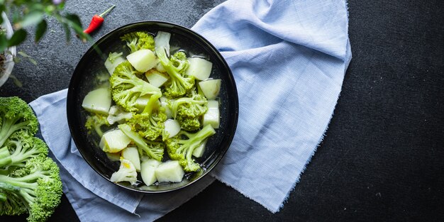 Soep broccoli bloemkool groenten in een bord op tafel voorgerecht gezond eten