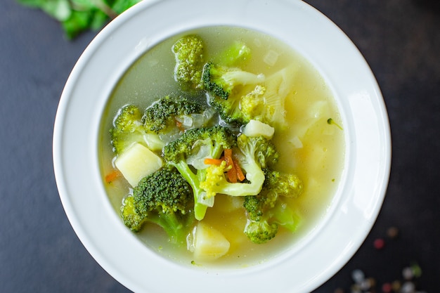 soep broccoli en groenten voorgerecht bouillon