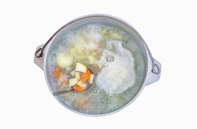 Soep in de pan geïsoleerd op een witte achtergrond.