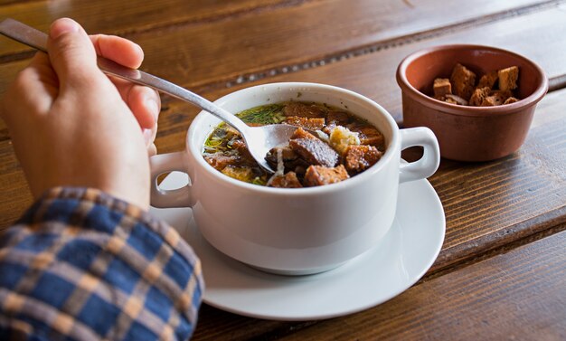 Soep Met Crackers. Kippenbouillon met crackers.