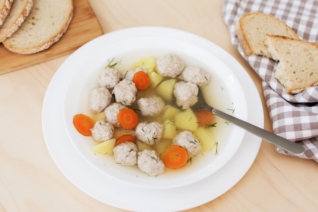 Foto soep met gehaktballetjes en groenten op de tafel