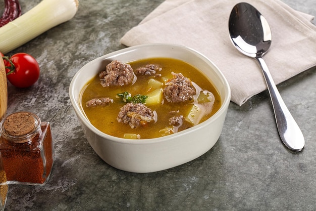 Foto soep met rundvlees gehaktballen en groenten