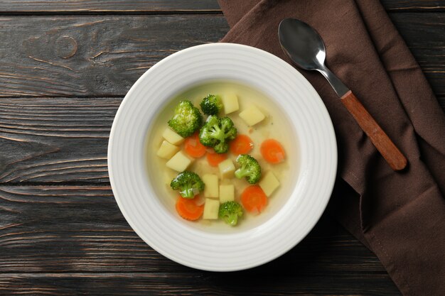 Soep op houten, bovenaanzicht. Gezond eten