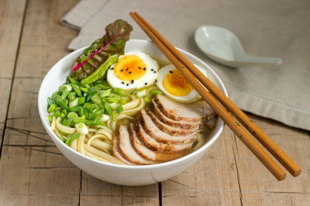 Soep ramen, een traditioneel gerecht uit de aziatische keuken.