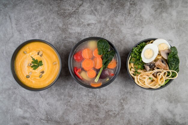 Foto soepen en ingrediënten op de lijstweergave van de keukentafel