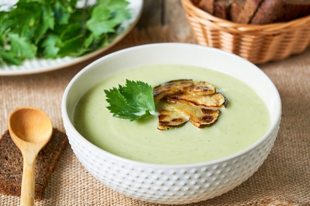 Soeppuree met courgette en greens in een witte kom