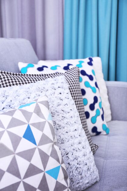 Фото Диван с красочными подушками в комнате