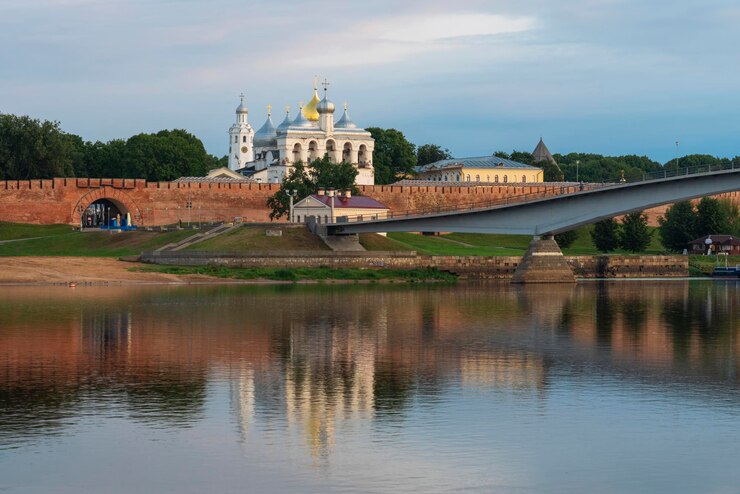 Sofia Dijk het Kremlin van Novgorod en de bultrugbrug Veliky Novgorod Novgorod regio Rusland