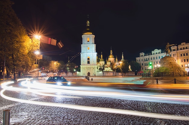 자동차에서 가벼운 산책로와 밤에 키예프의 소피아 광장