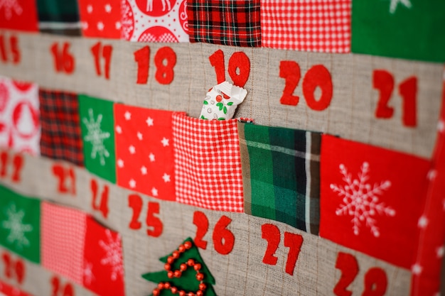 Фото Мягкий и текстильный новогодний календарь с карманами на стене